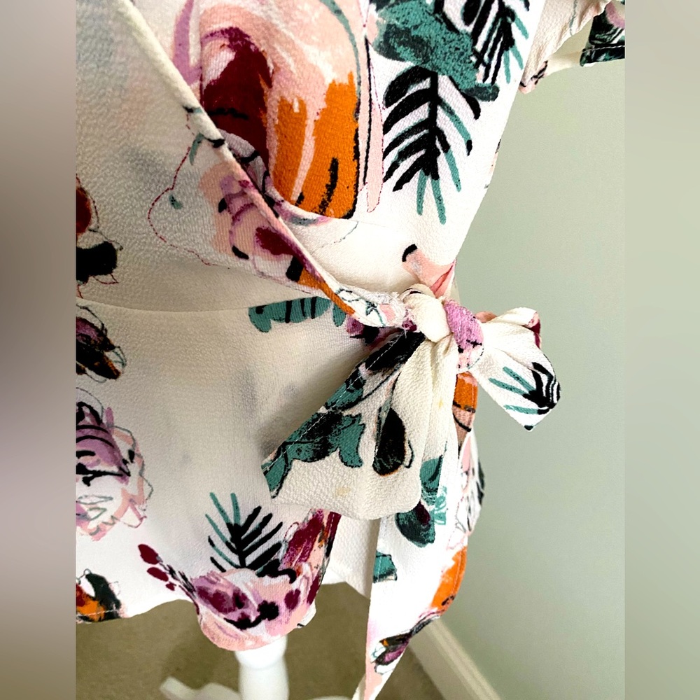 Pretty wrap floral print blouse with short sleeves.